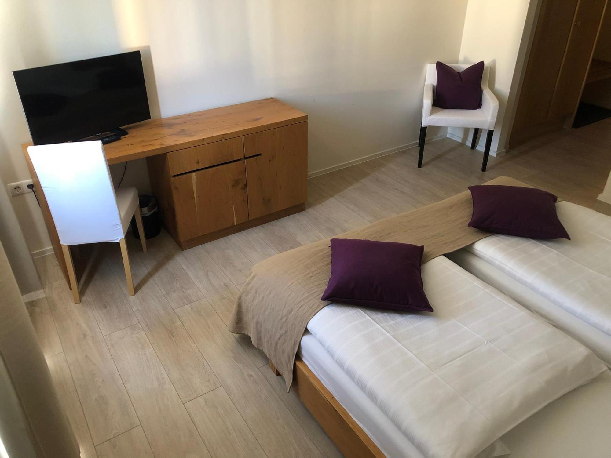 Hotel Restaurant Goldenes Ross Gollheim Номер фото